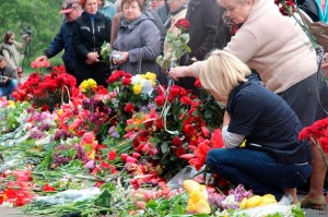 Одесса, 2 мая, Куликово поле завалено цветами, десятки тысяч людей идут беспрерывным потоком….