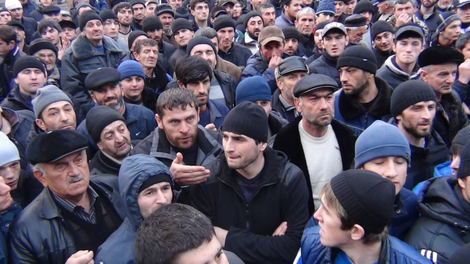 Таджики бегут из москвы сегодня. Толпа кавказцев. Толпа нерусских. Толпа дагестанцев. Толпа азербайджанцев.