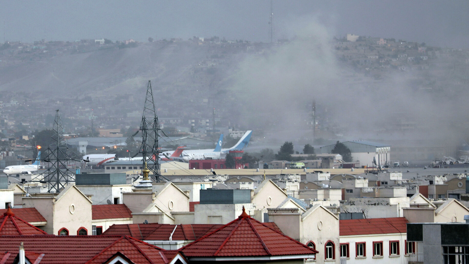По меньшей мере 90 человек погибли при взрывах у аэропорта Кабула. Что известно