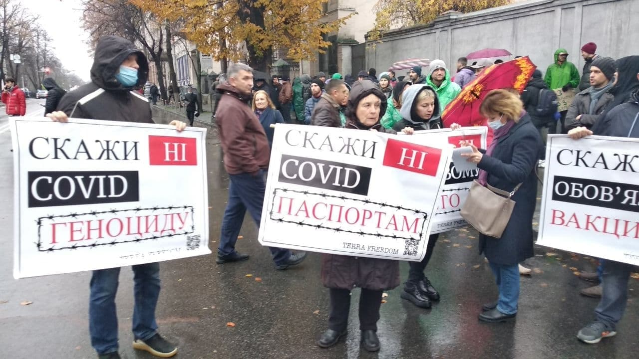 В Киеве придумали новых врагов. «Антиваксеров» приравняют к «бытовым сепаратистам»