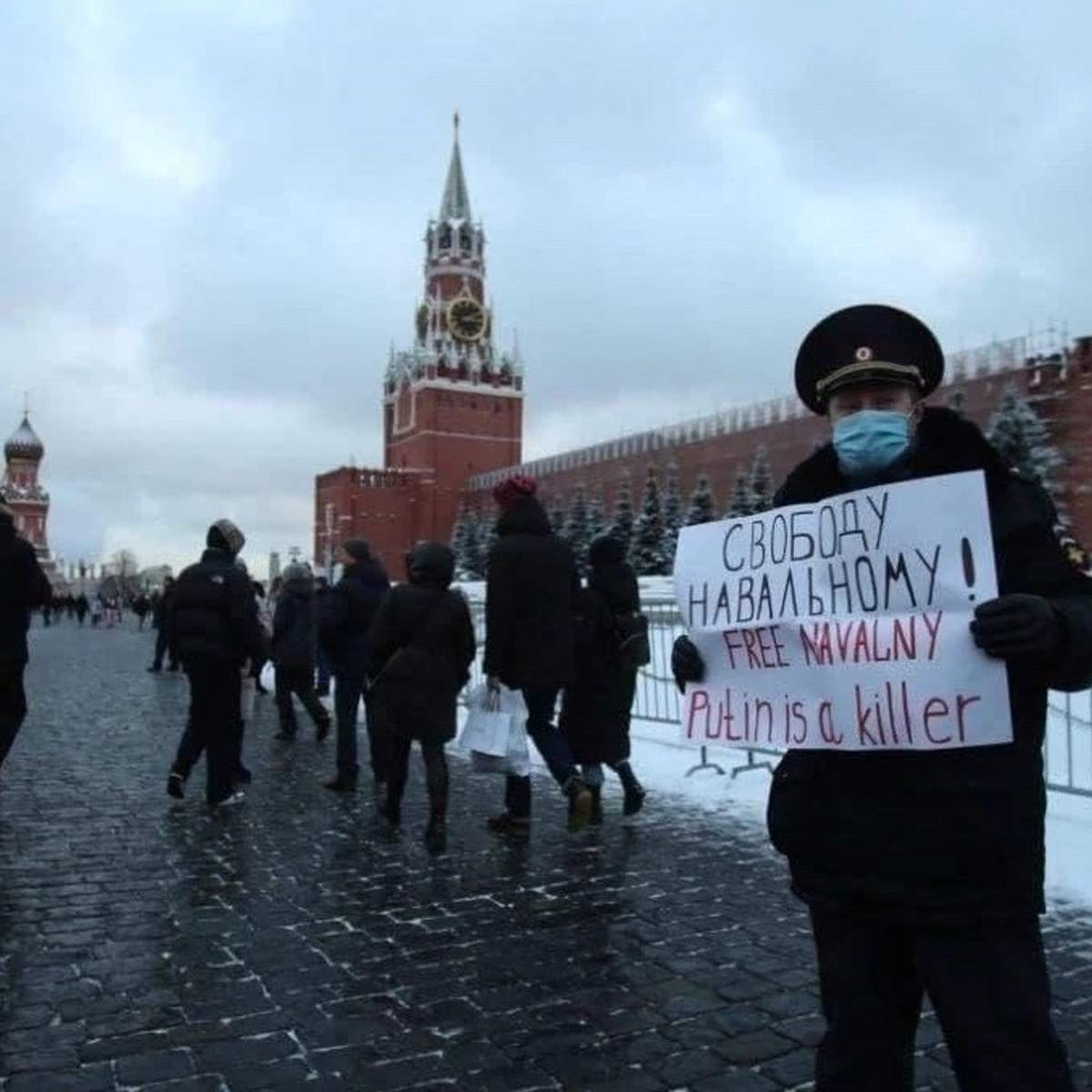 «Свободу Навальному! Putin is a killer!». Бывший майор полиции у стен Кремля. ВИДЕО