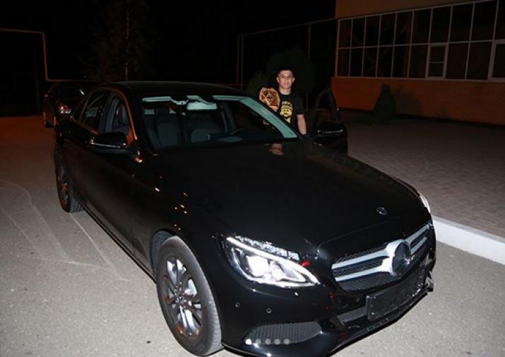 Кадыров раздал бойцам автомобили Mercedes и миллионы рублей