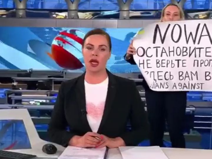 Редактор Первого канала Марина Овсянникова ворвалась в прямой эфир с плакатом «Остановите войну, вам здесь врут»