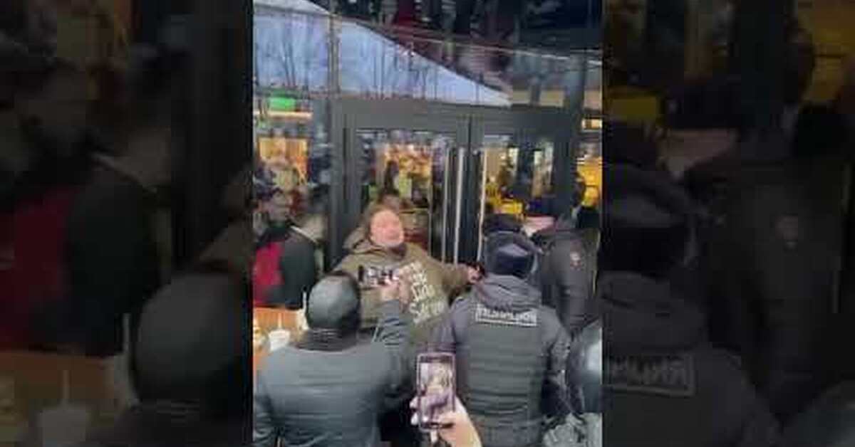 270-килограммовый сын Никаса Сафронова приковал себя наручниками к "Макдональдсу" в Москве: Меня лишают еды