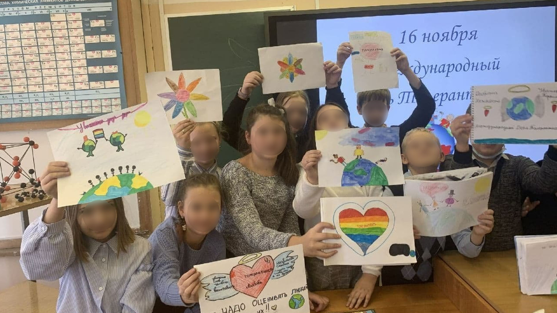 ЗАШЛИ СЗАДИ: В РОССИЙСКИХ ШКОЛАХ СНОВА ПРОДВИГАЮТ ЛГБТ ЧЕРЕЗ "ДНИ ТОЛЕРАНТНОСТИ"