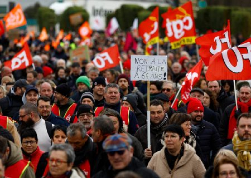 Миллионы французов бастуют из-за увеличения пенсионного возраста