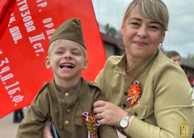 МАРАЗМ КРЕПЧАЛ.  В г. Ейске  прошёл военный парад воспитанников детских садов.