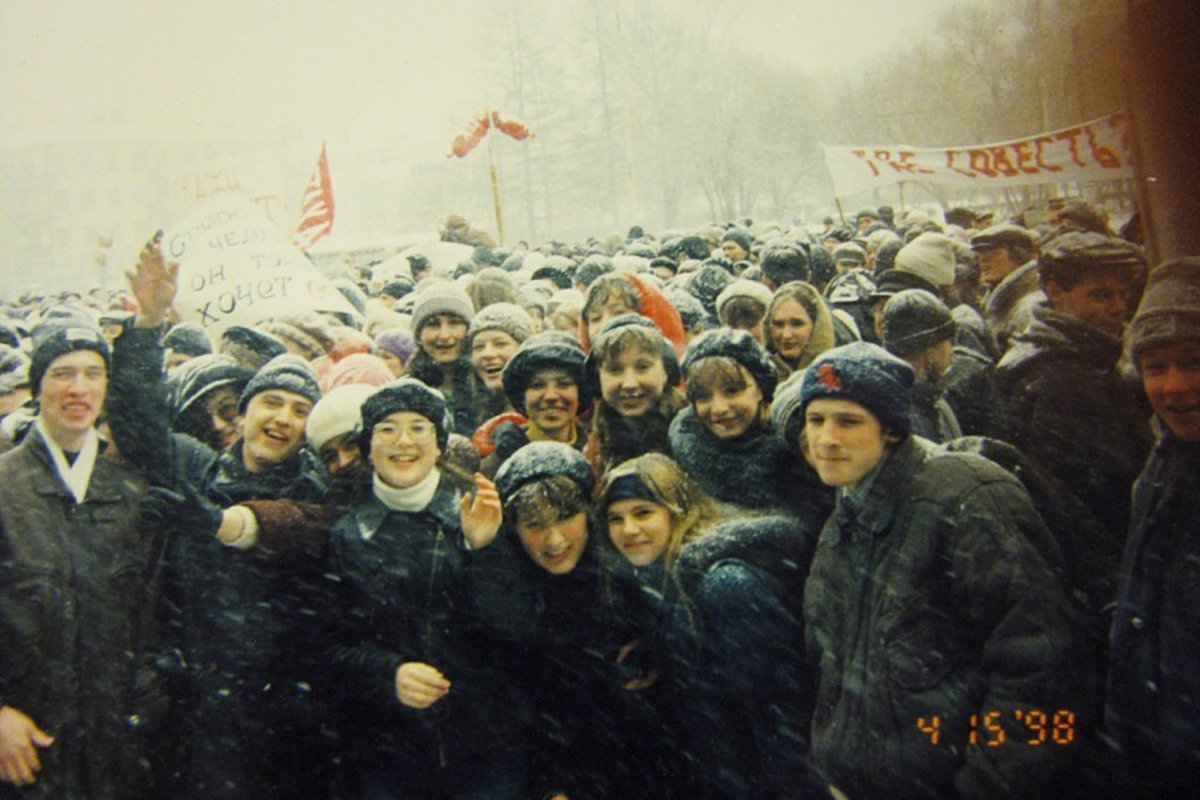 «Девчонок били дубинками». 25 лет назад ОМОН жестоко подавил протест студентов на родине Ельцина. Как это изменило Россию?